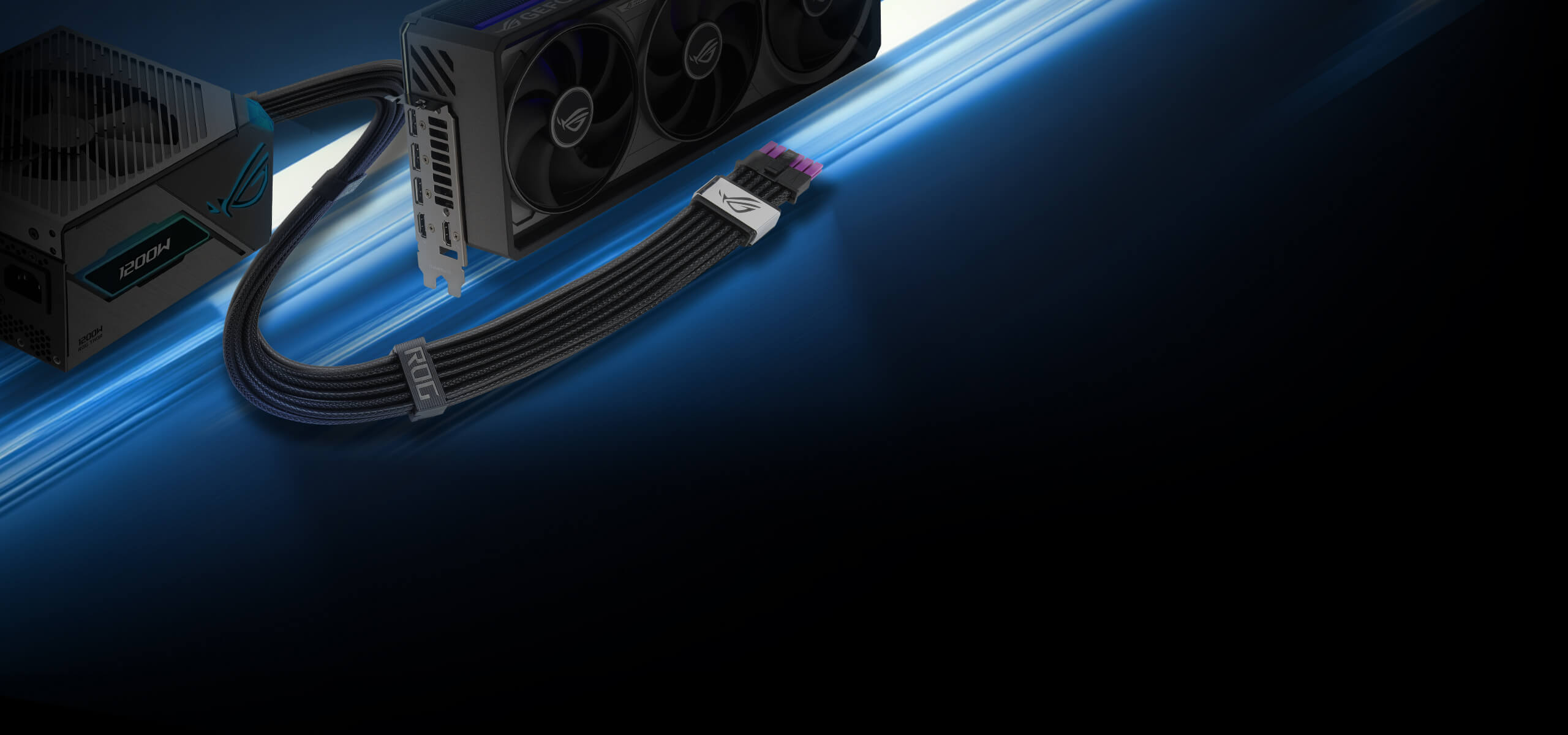 ROG 电源通过压纹 ROG Equalizer 12V-2x6 PCIe 线材连接至 ROG 显卡的特写。设置由蓝色未来感光芒点亮。
