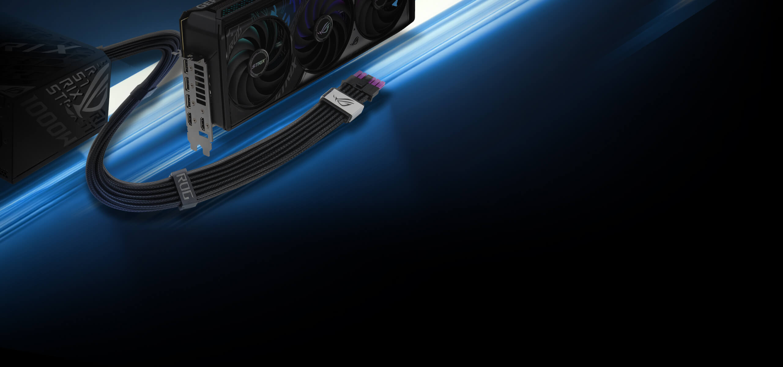 ROG 电源通过压纹 ROG EQ 模组线12V-2x6 PCIe 线材连接至 ROG 显卡的特写。设置由蓝色未来感光芒点亮。