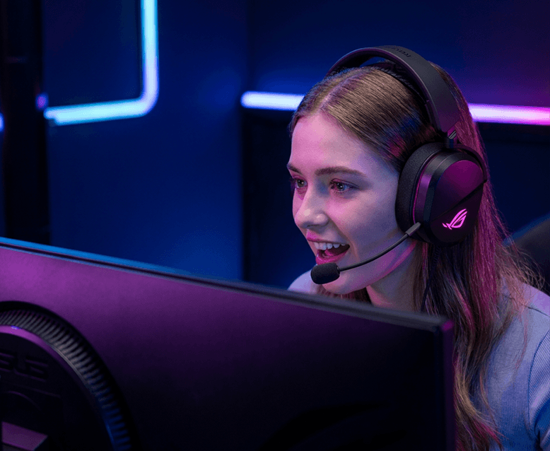 ROG 破风 标准版gaming headset worn by a female player, featuring 10mm Super-Wideband Boom Microphone.