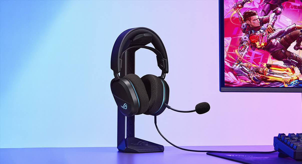 ROG 破风 标准版gaming headset on the ROG Throne II Core stand as part of a desktop setup, with a TeamSpeak Certified icon.