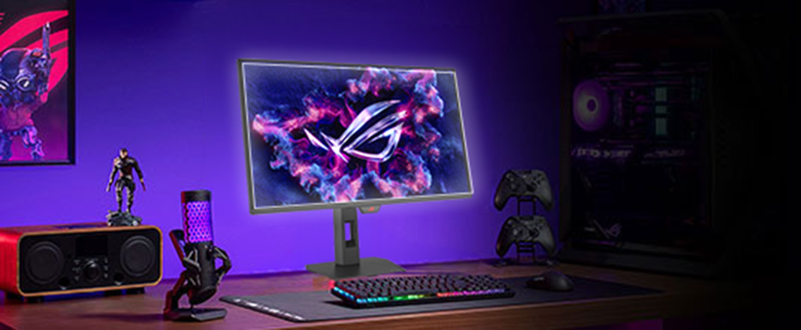 ROG Strix OLED XG27AQDNG2 电竞显示器屏幕上亮起 ROG 发光 Logo,置于搭配耳机、键盘、鼠标及台式机箱的电竞桌面场景中,展现其面板更坚硬、更出色的抗刮耐磨性能。