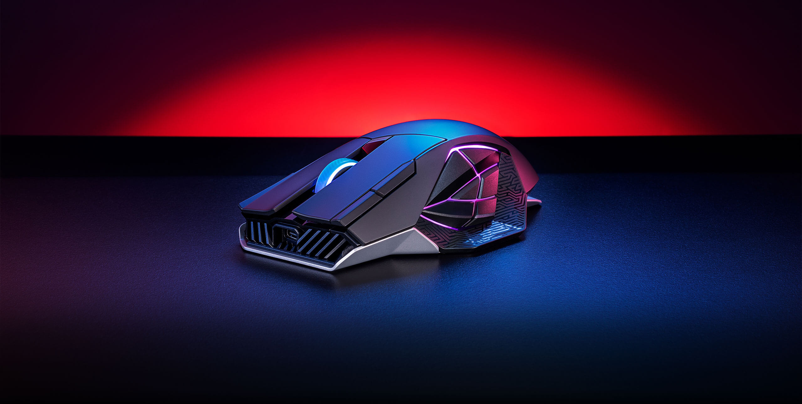 暗蓝色表面与红色背景前的 ROG 斯巴达 X 65K 鼠标