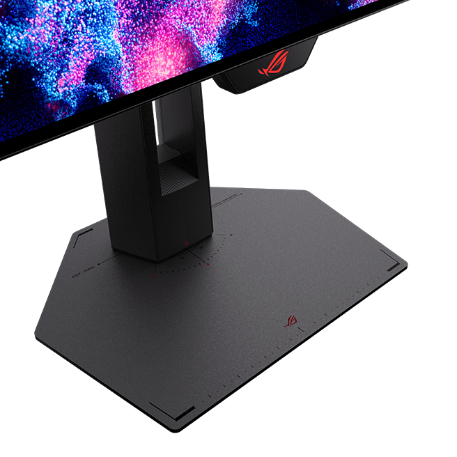 显示器底座特写:围绕 ROG Logo 设有带度数标记的旋转刻度尺,用于测量水平旋转角度。