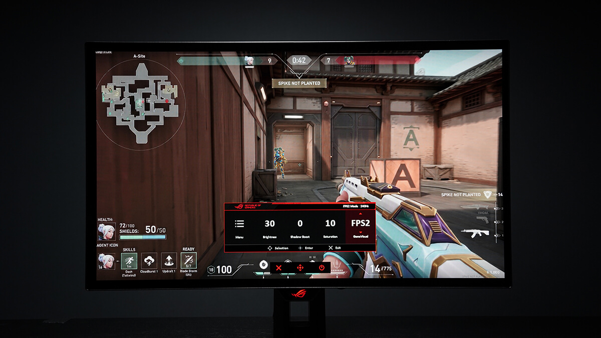 ROG游戏显示器正在显示一款第一人称射击游戏,屏幕上叠加了帧率(FPS)和游戏性能监测界面。