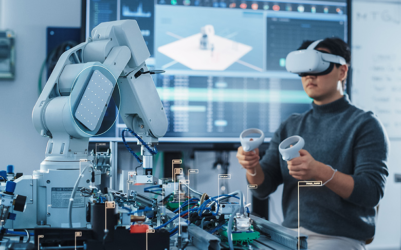 一名男子使用 VR 操作机械臂。