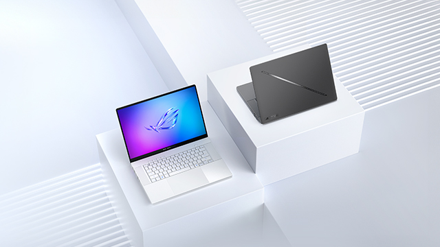 NVIDIA RTX AI 计算机情境图，一个人坐在桌前使用笔记本电脑与显示器