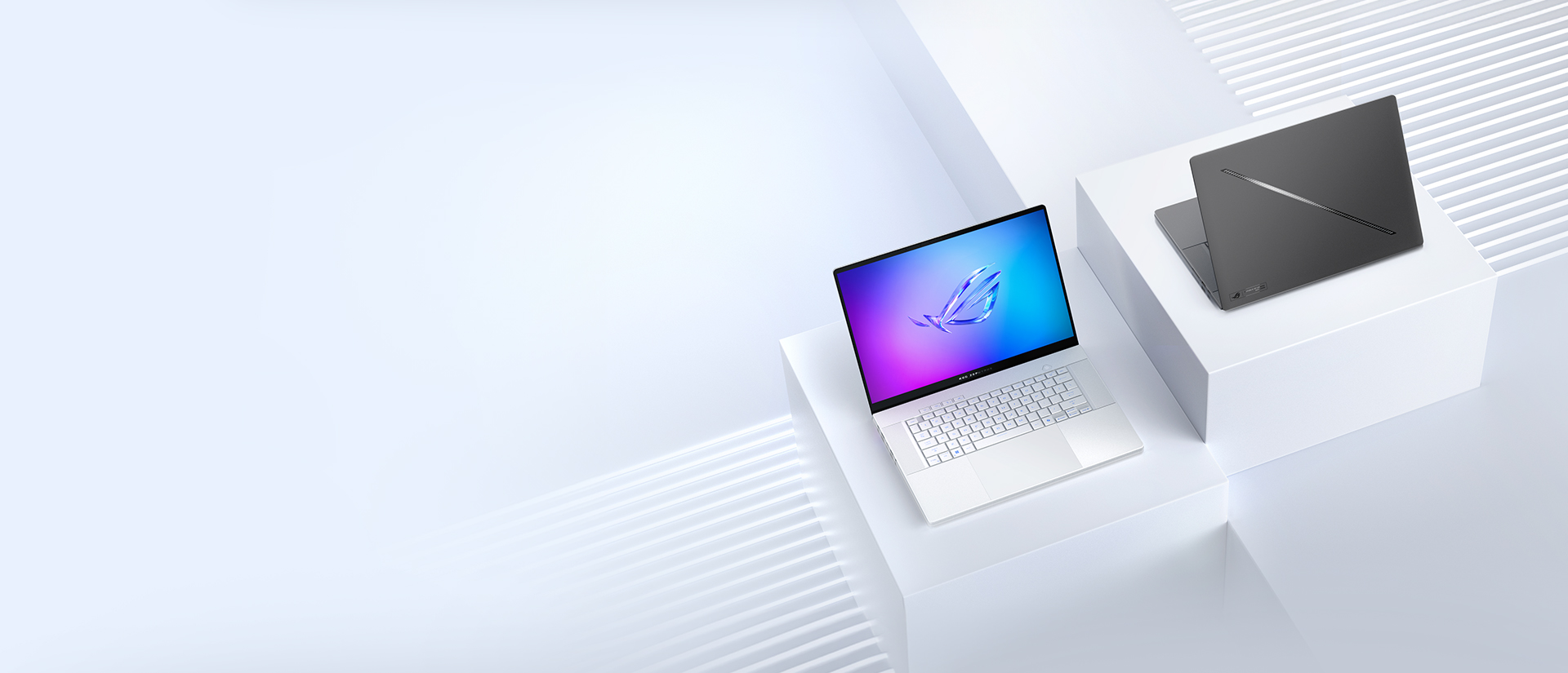 NVIDIA RTX AI 计算机情境图，一个人坐在桌前使用笔记本电脑与显示器