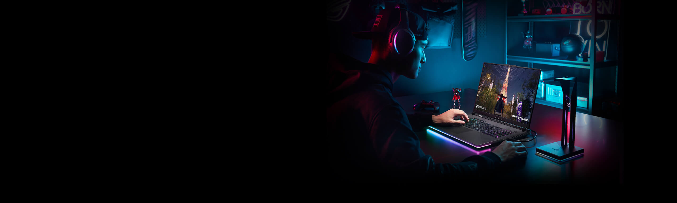 NVIDIA RTX AI 计算机情境图，一个人坐在桌前，面对显示器游玩游戏