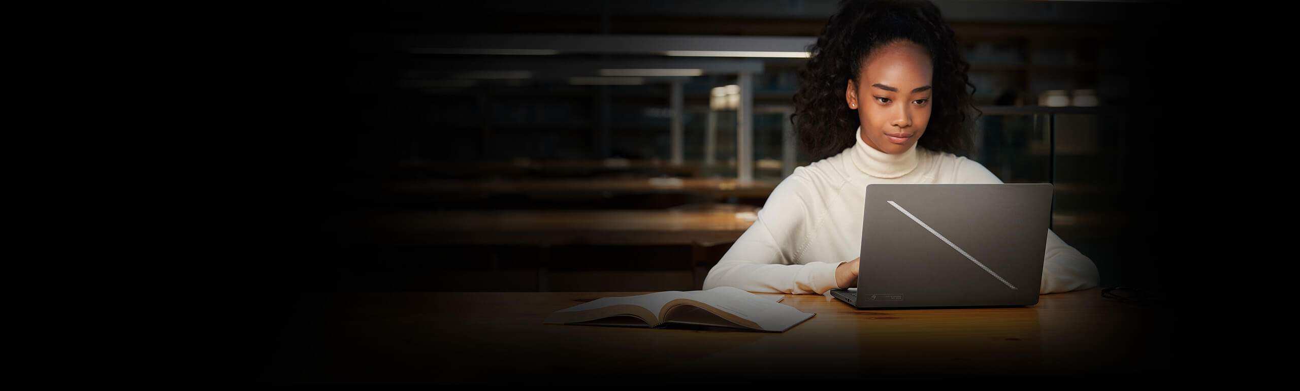 NVIDIA RTX AI 计算机情境图，一个人坐在桌前，面对显示器