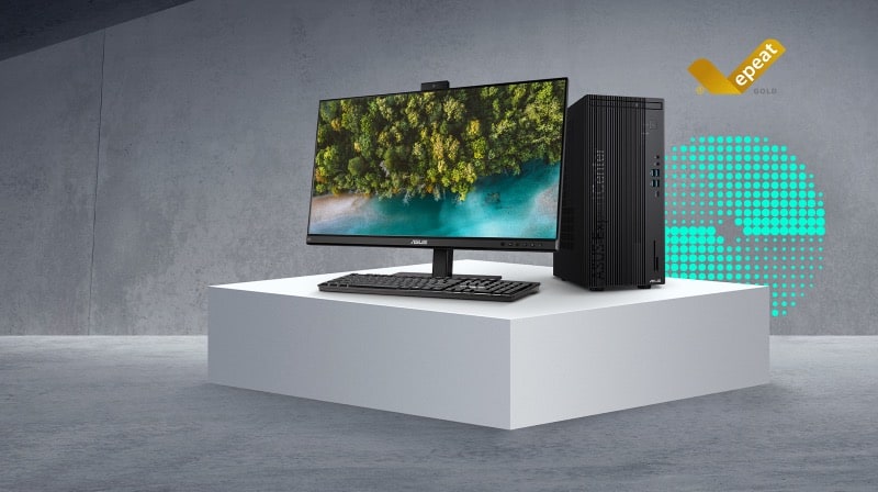 ExpertCenter D900 Mini Tower (D900MF) 放置在一个白色底台上，左侧有一个屏幕，画面呈现出树林、海水、沙滩等大自然景色。计算机右后方则有一个由绿色圆点集合成的饼图示及EPEAT金色图示。
