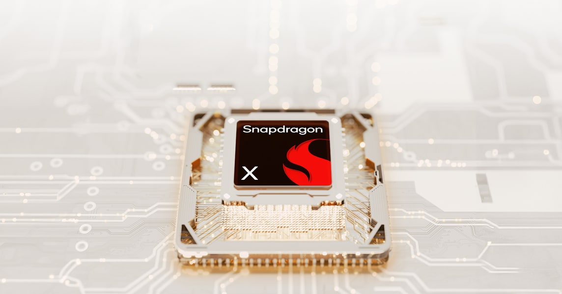 Snapdragon X 处理器 放置在棕色晶莹的主板上。