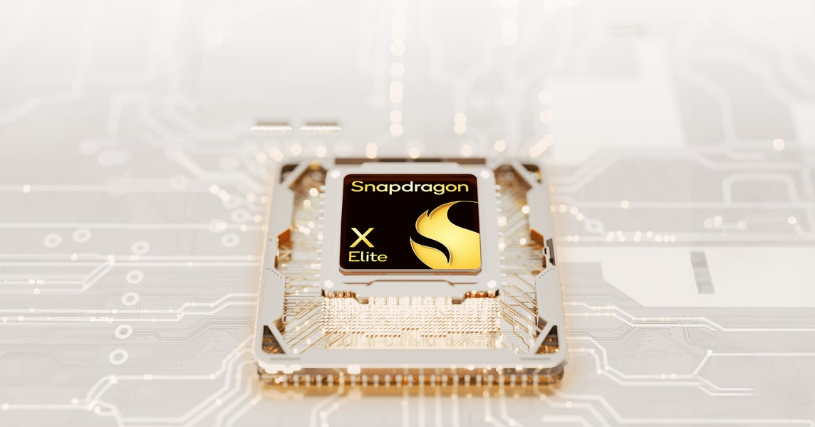 Snapdragon X Elite 处理器 放置在棕色晶莹的主板上。