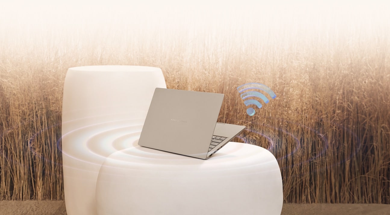 笔记本电脑放置在白色陶瓷椅上，椅子旁漂浮着一个蓝色 Wi-Fi 图示。
