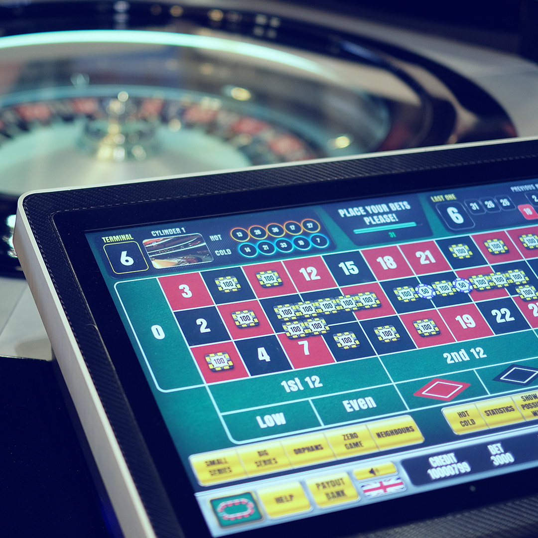 Casino table with screen for computing perfromance