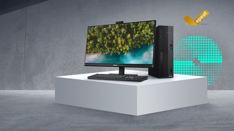 ExpertCenter D700 SFF (D700SF) 放置在灰白色平台上，左侧有一台屏幕。屏幕内展示出绿林、部分沙地及海洋。背景为一个由绿色小点集合而成的绿色圆形，上方有EPEAT金色图示。