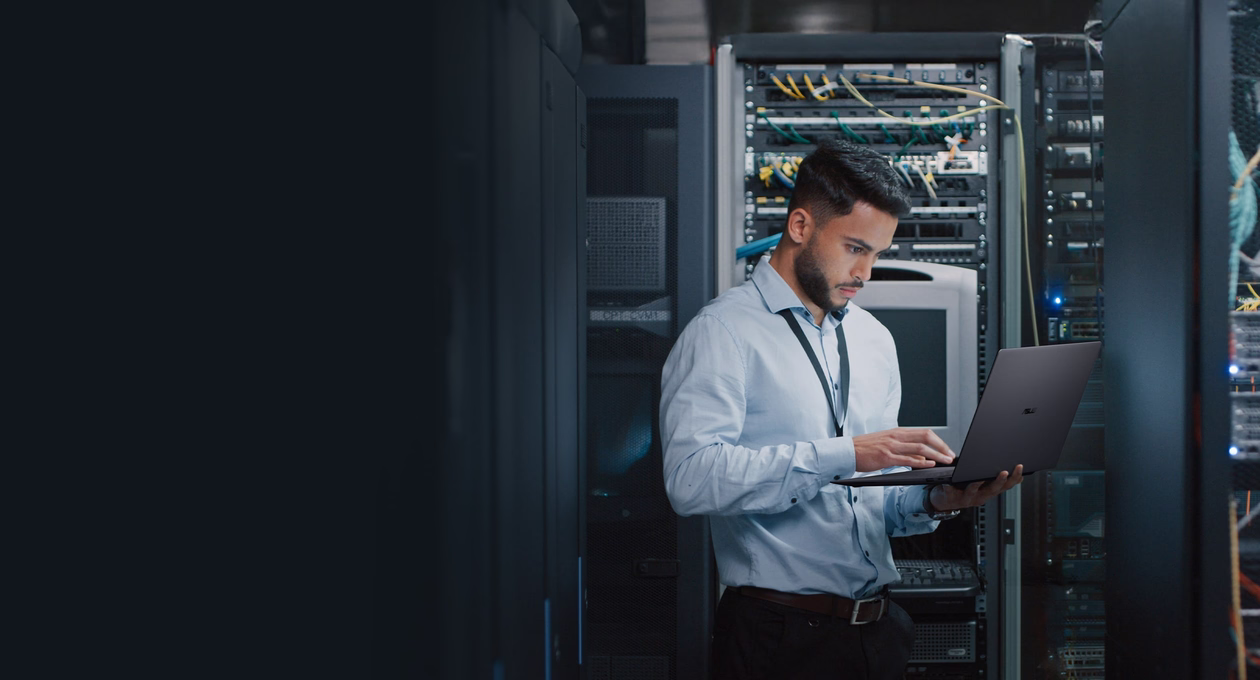 一位 IT 专家正在使用华硕 ExpertBook Ultra 修复系统基础设施问题。