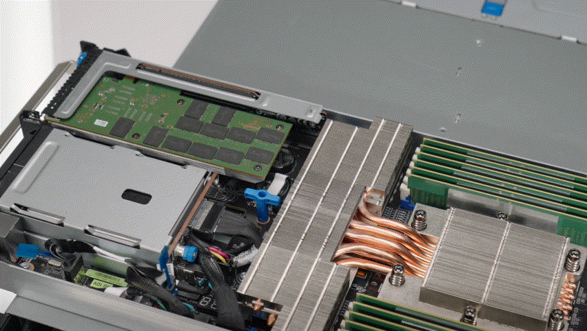 使用免工具支架设计，轻松从服务器上拆卸 PCIe 卡，简化升级和更换过程。