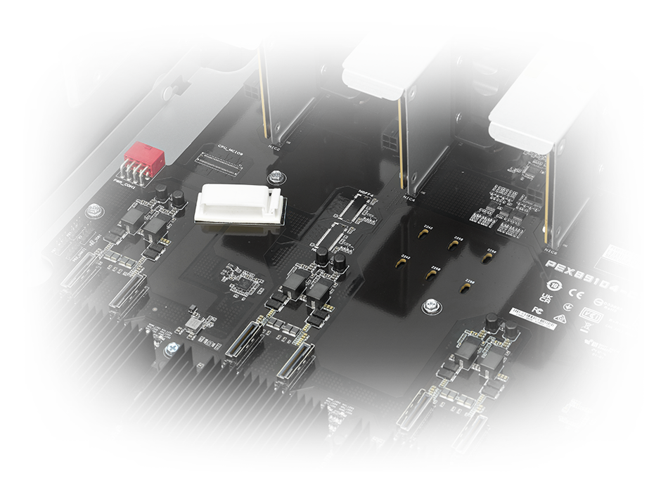服务器模块化主板设计的特写影像，显示通过 GPU 直接互连和优化的散热布线，将线材使用降至最低，从而提高可维护性和气流效率。