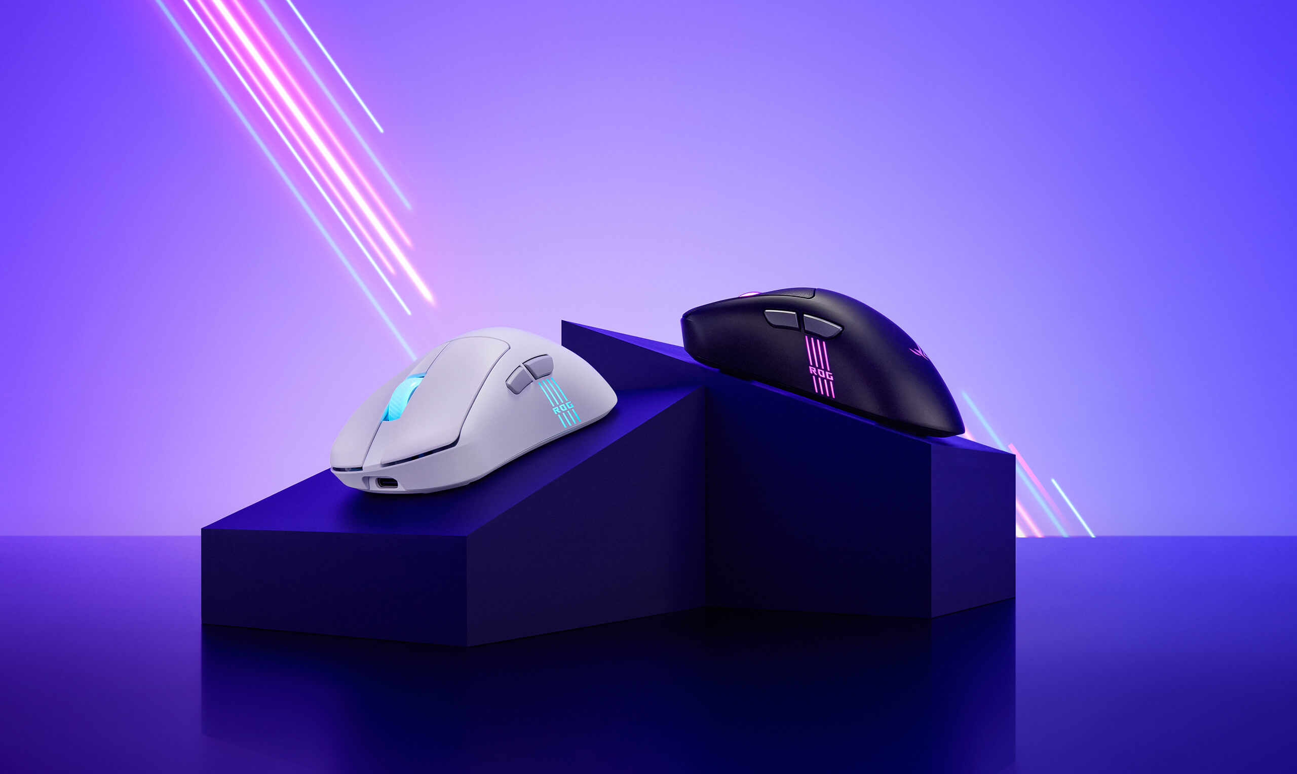 黑色和月光白色的 ROG月刃2 RGB 放置在高架平台上,背景有灯光