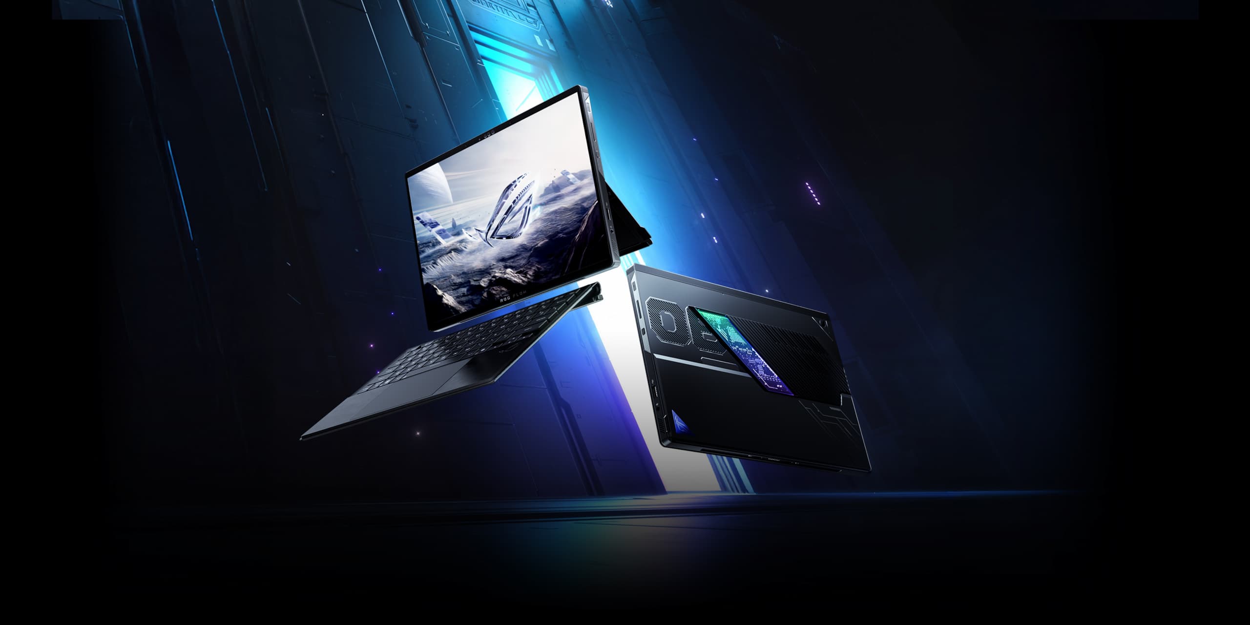 两台 2025 Flow Z13 视图,其中一台展示呈现 ROG Fearless Eye 的屏幕以及键盘,另一台则展示底视图。