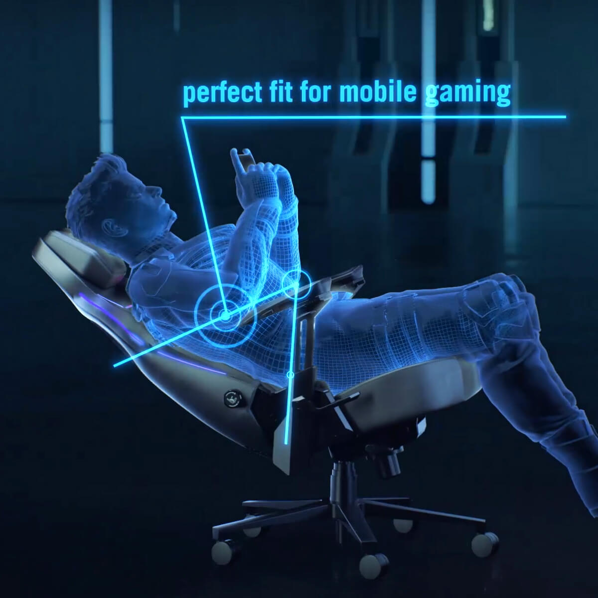 玩家在 ROG Courser 电竞椅上以倾仰姿势进行手游，享受优化的肘部支撑