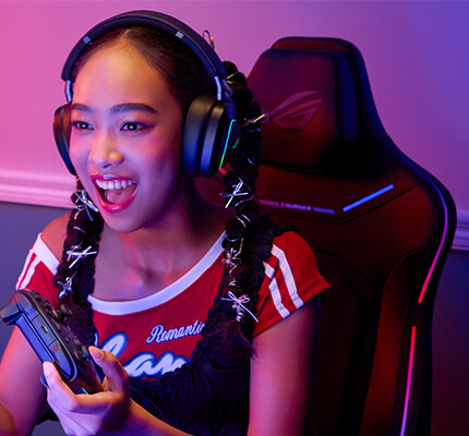 女性玩家在 ROG Courser 电竞椅上享受游戏与直播