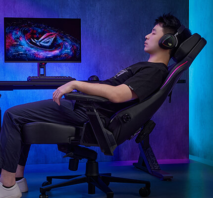 玩家在 ROG Courser 电竞椅上后仰放松
