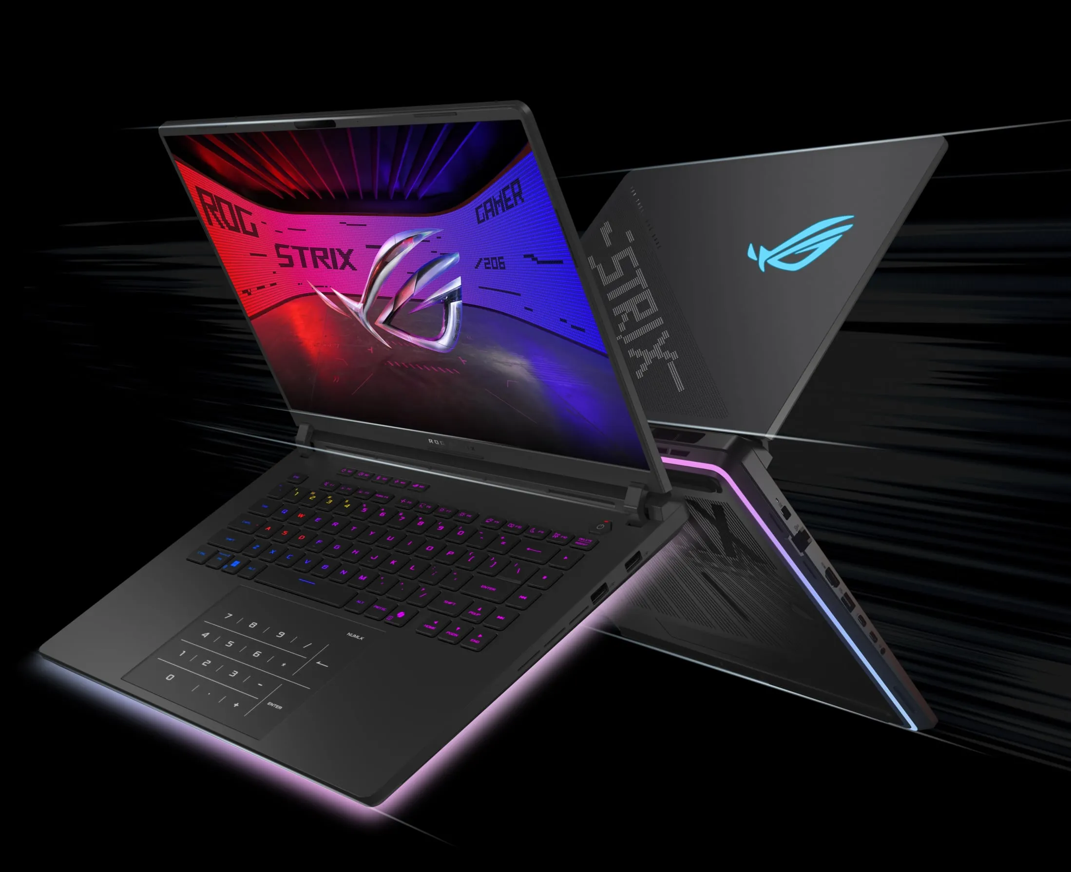 两台背靠背的 ROG Strix 笔记本电脑,盖子打开,屏幕上可以看到 ROG 标志,网络摄像头上方有 Windows Hello 文字。