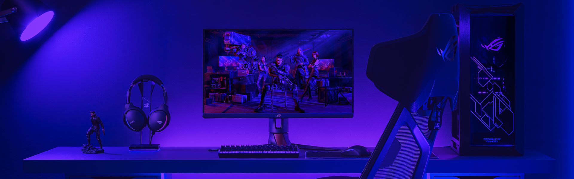 ROG 游戏显示器搭配一台 PC、一个键盘和鼠标，以及桌上的一个耳机的设置。