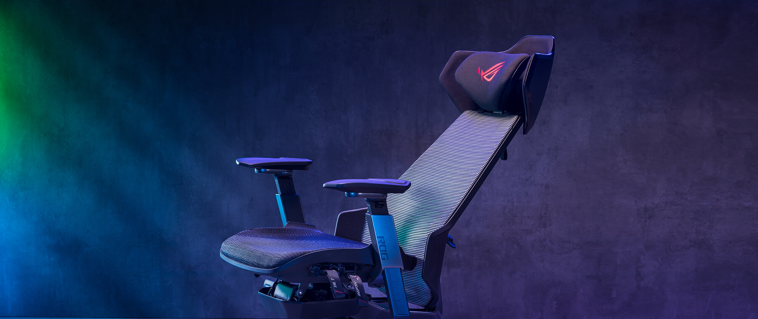 ROG Destrier Ergo 电竞椅椅背倾斜至特定角度的侧视图