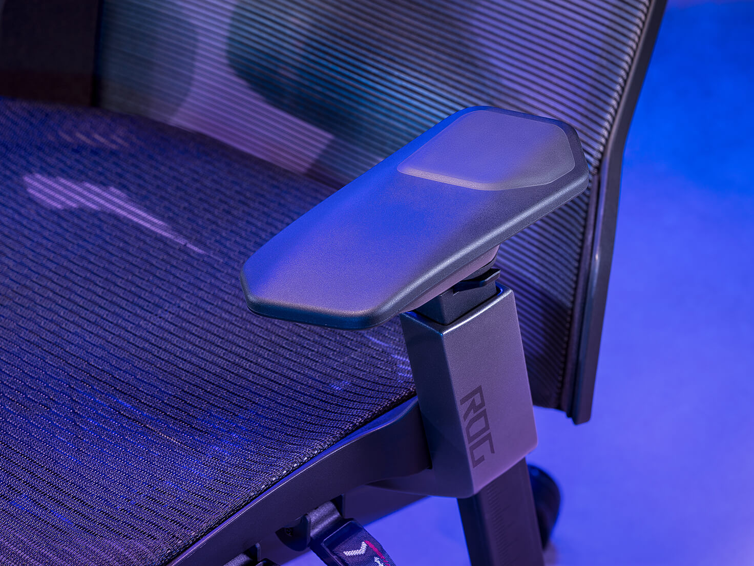 ROG Destrier Ergo 电竞椅扶手 PU 泡绵材质的特写画面