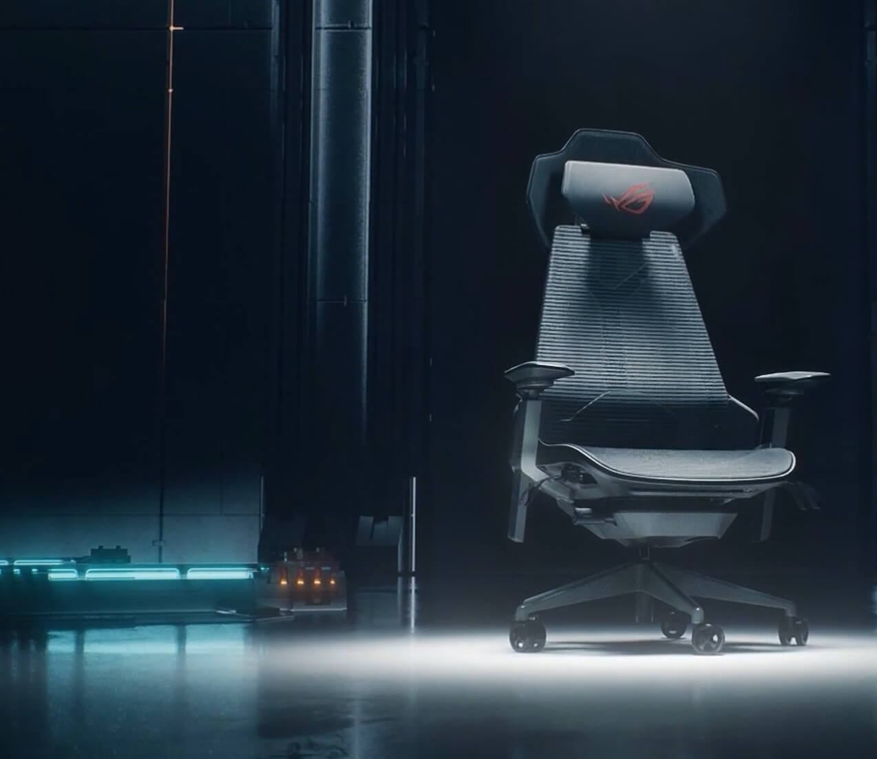 ROG Destrier Ergo 电竞椅放在一间具有未来科技感的房间内