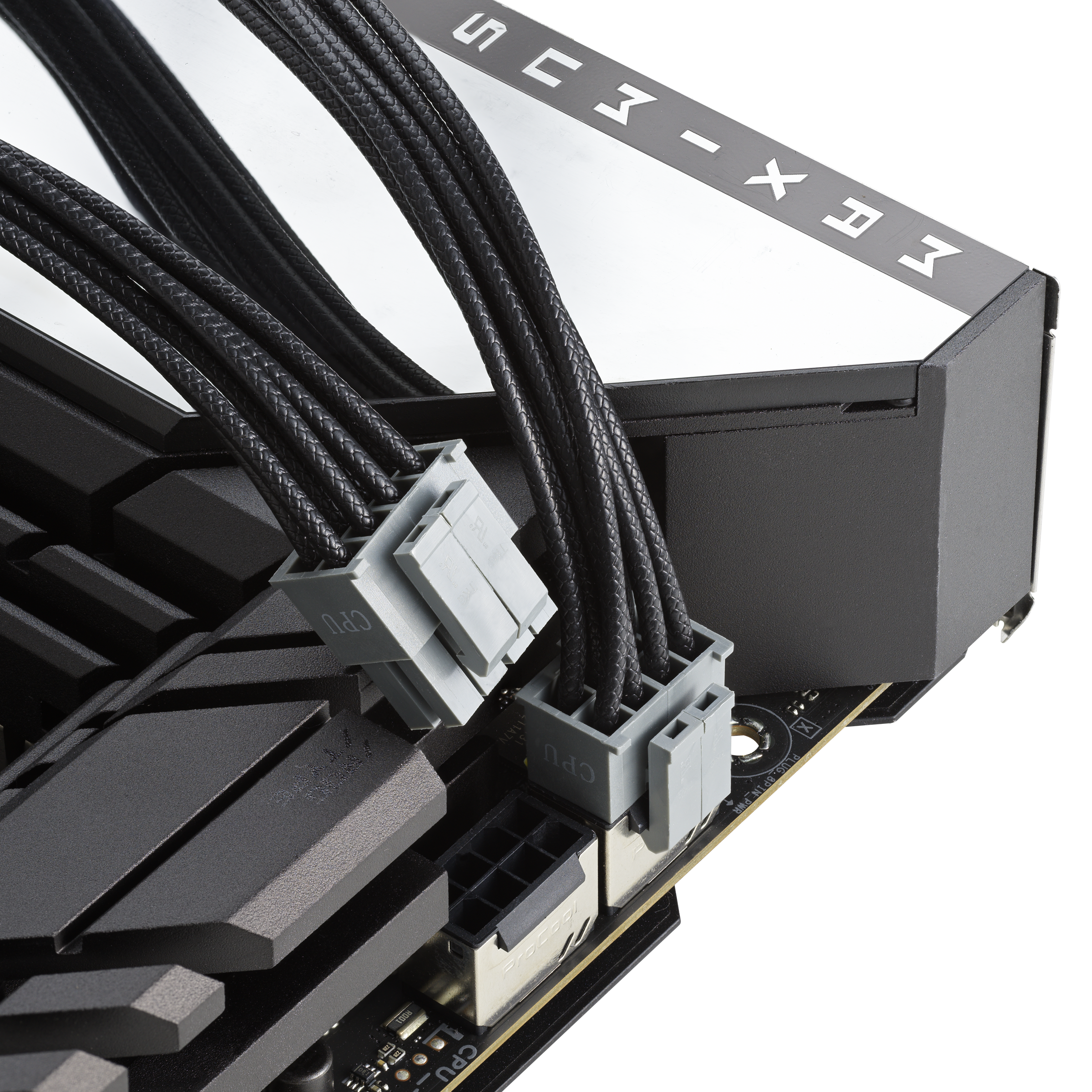 特写一组连接到主板的 CPU 电源线