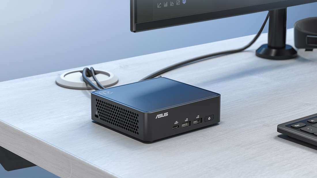 华硕 NUC 15 Pro 迷你电脑设置，在现代桌面工作空间上配备显示器和键盘