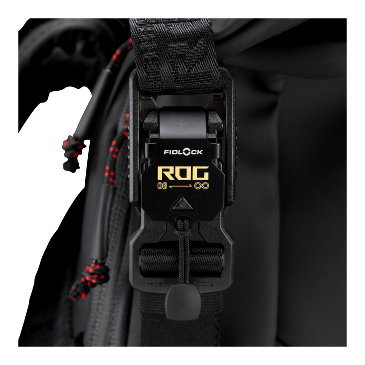 Black magnetic buckle with gold ROG logo