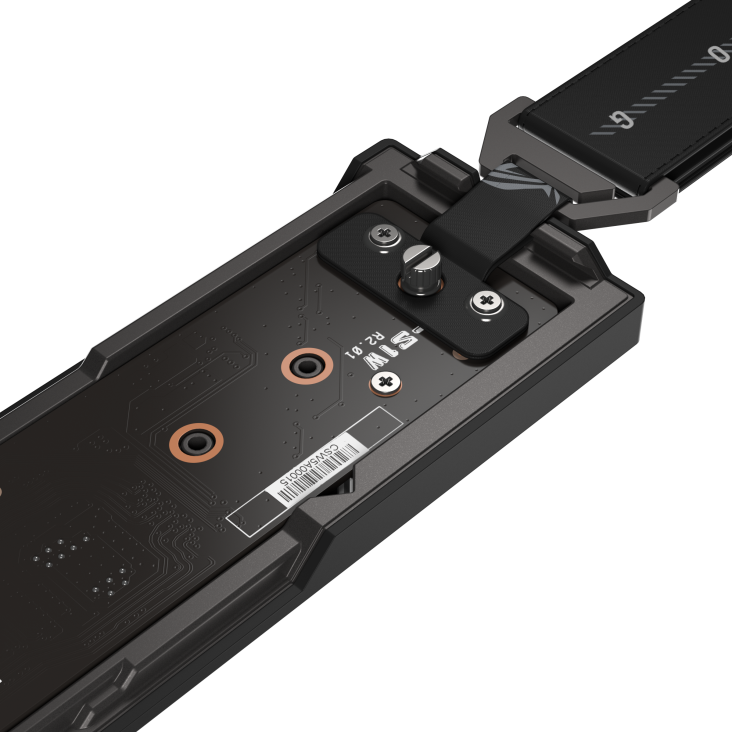 ROG Strix Aiolos reinforced fabric tag and metal hook
